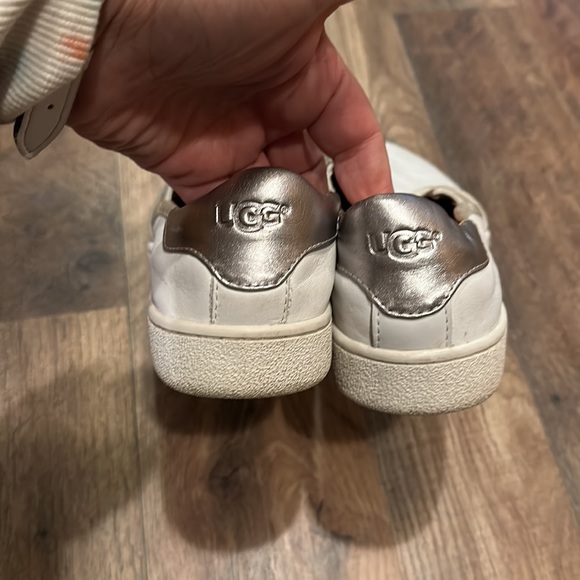 UGG Leather Slip Ons Cas sz 7 - Picture 5 of 9